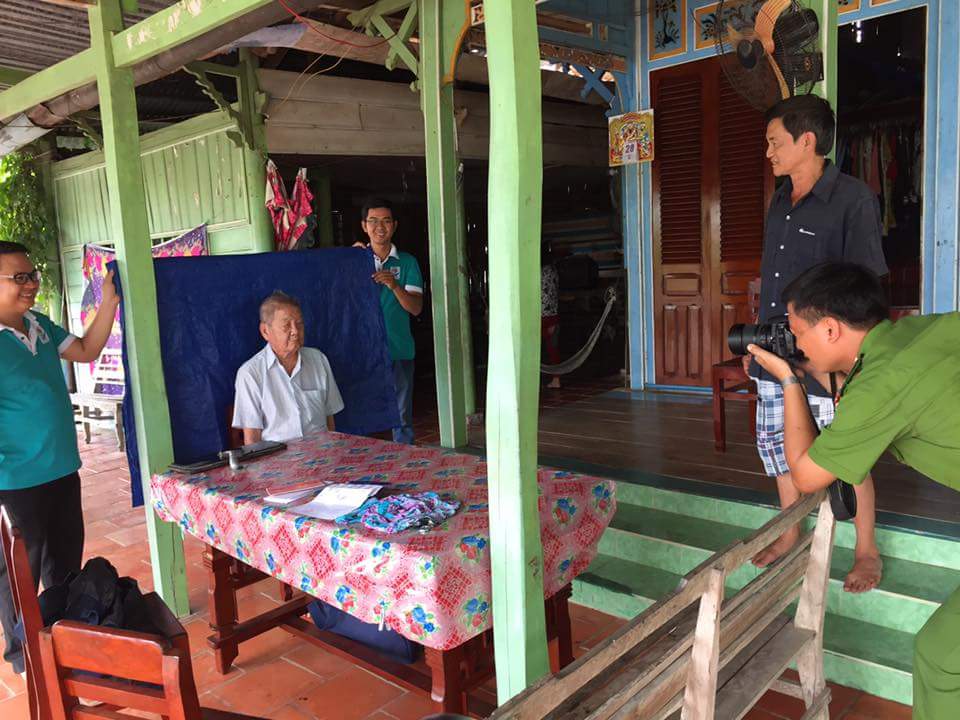 Đoàn viên, thanh niên Công an huyện đến tận nhà hỗ trợ người già cả neo đơn khó khăn trong đi lại.jpg